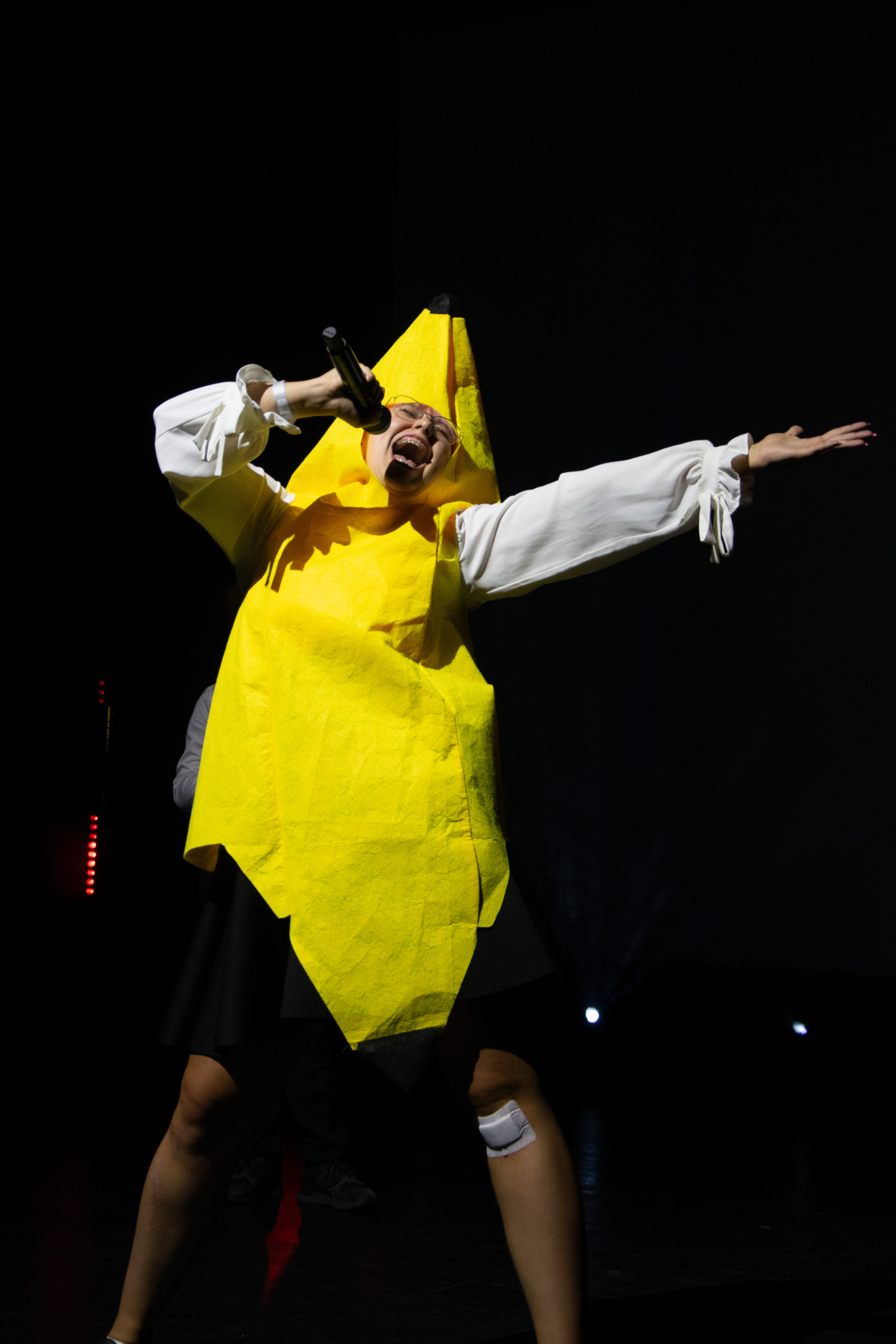 Artystka na scenie w zabawnym kostiumie banana